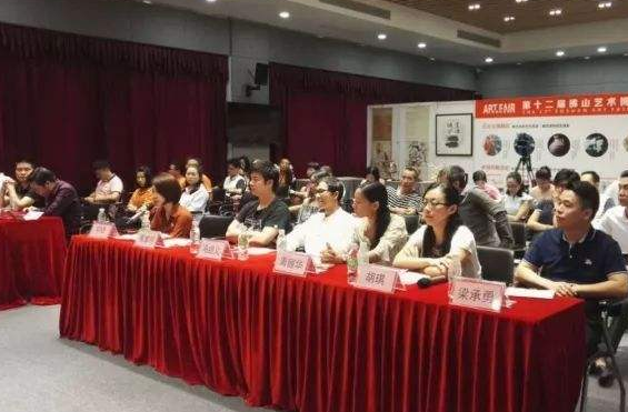 “首次亮相的新型武器装备比重很高”