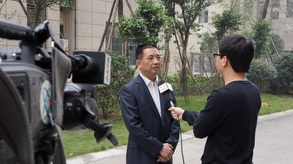 “胡杏儿隔空为儿子庆生 豪门教育引人赞”