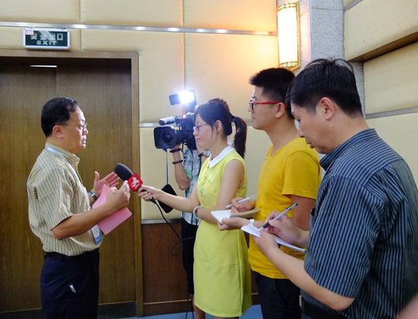 “【韬三岁】黄子韬和机器人吵起来了 霸气韬总电梯口battle中二在线”