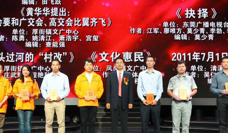 “与美女亲密共吃夜宵！邢昭林新恋情疑似曝光，俩月前才曝出女友”